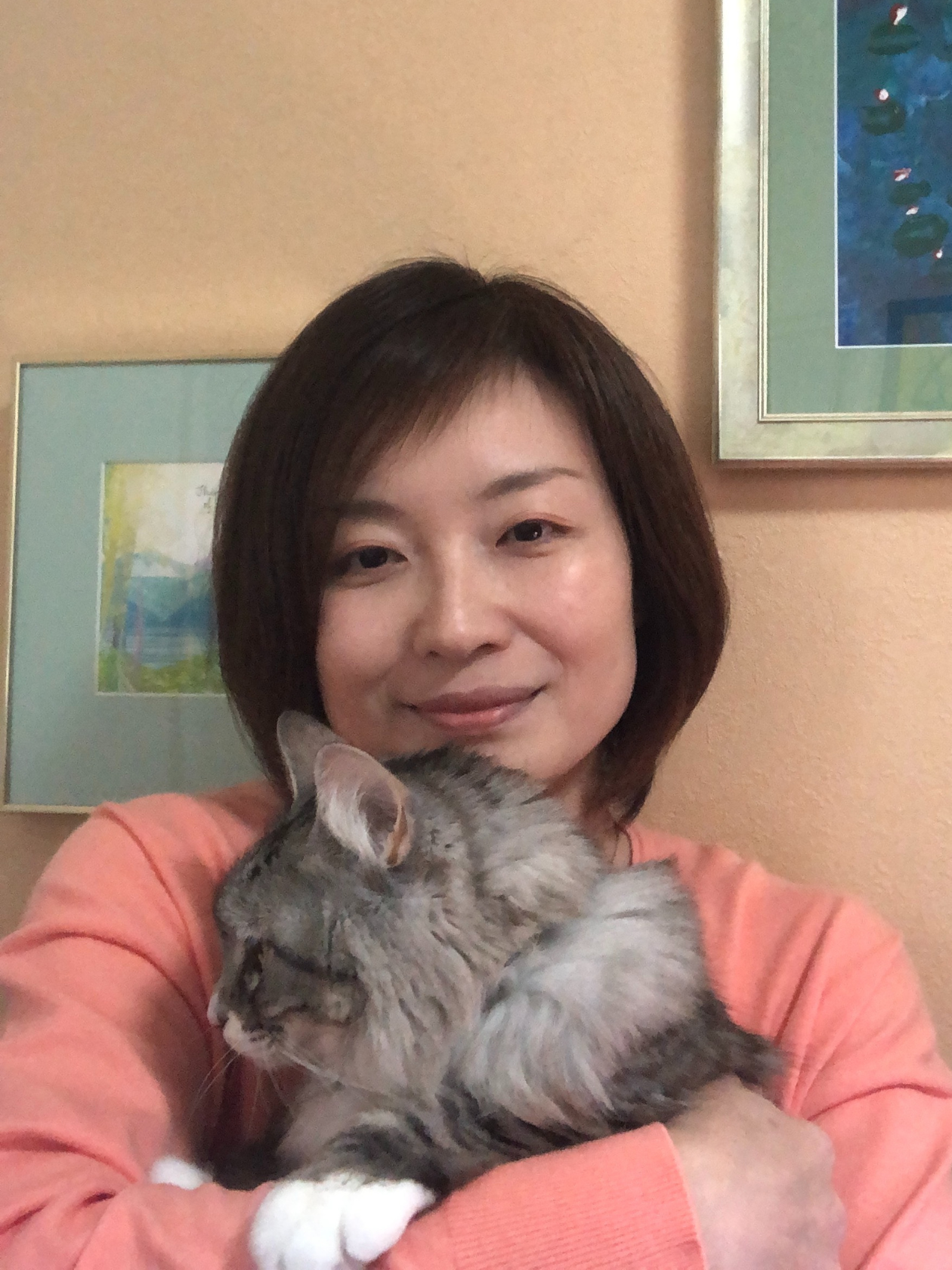 愛猫と一緒に撮ったプロフィール写真（Profile photo with may cat)