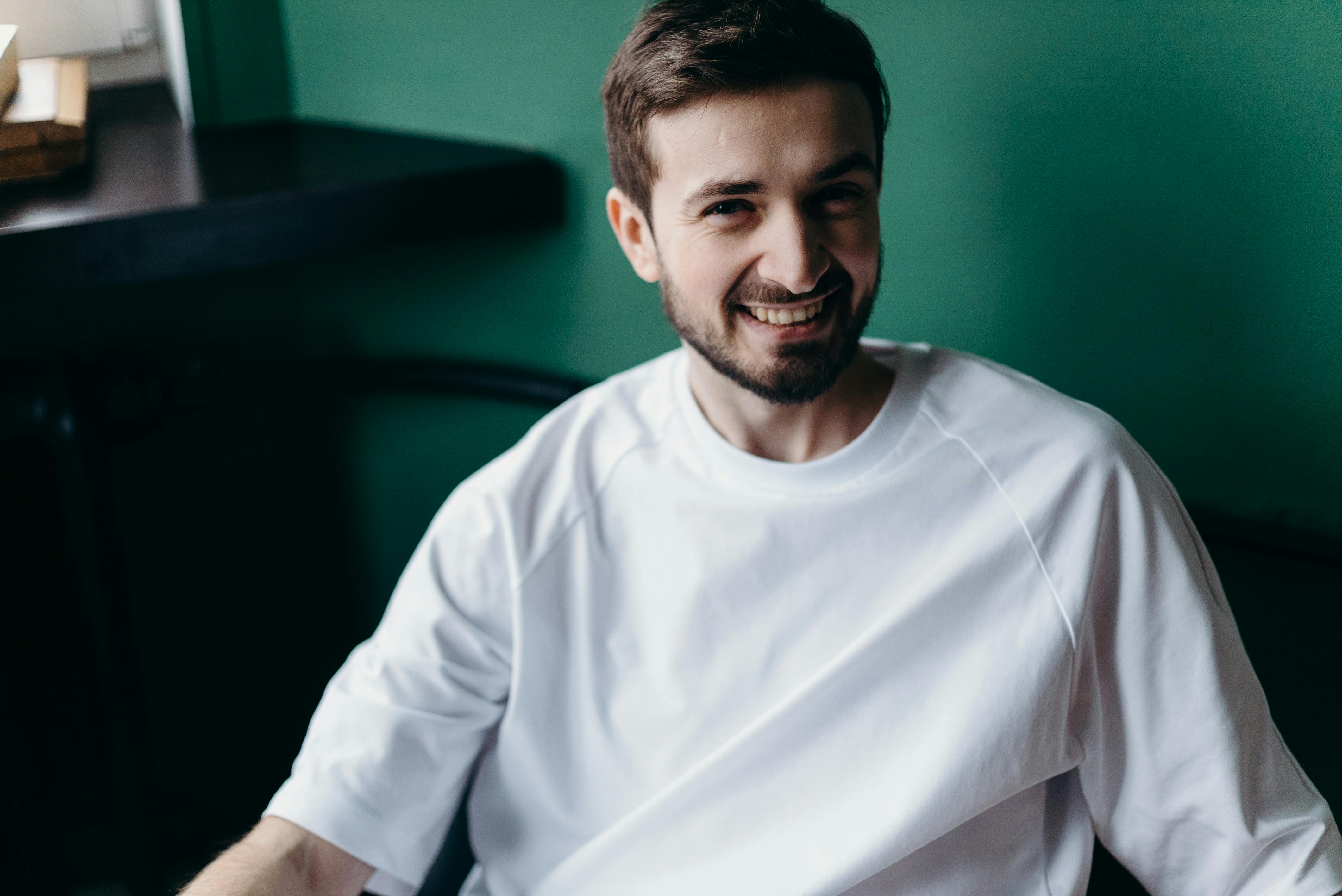 自然な笑顔になる男性の姿（A man smiling naturally）