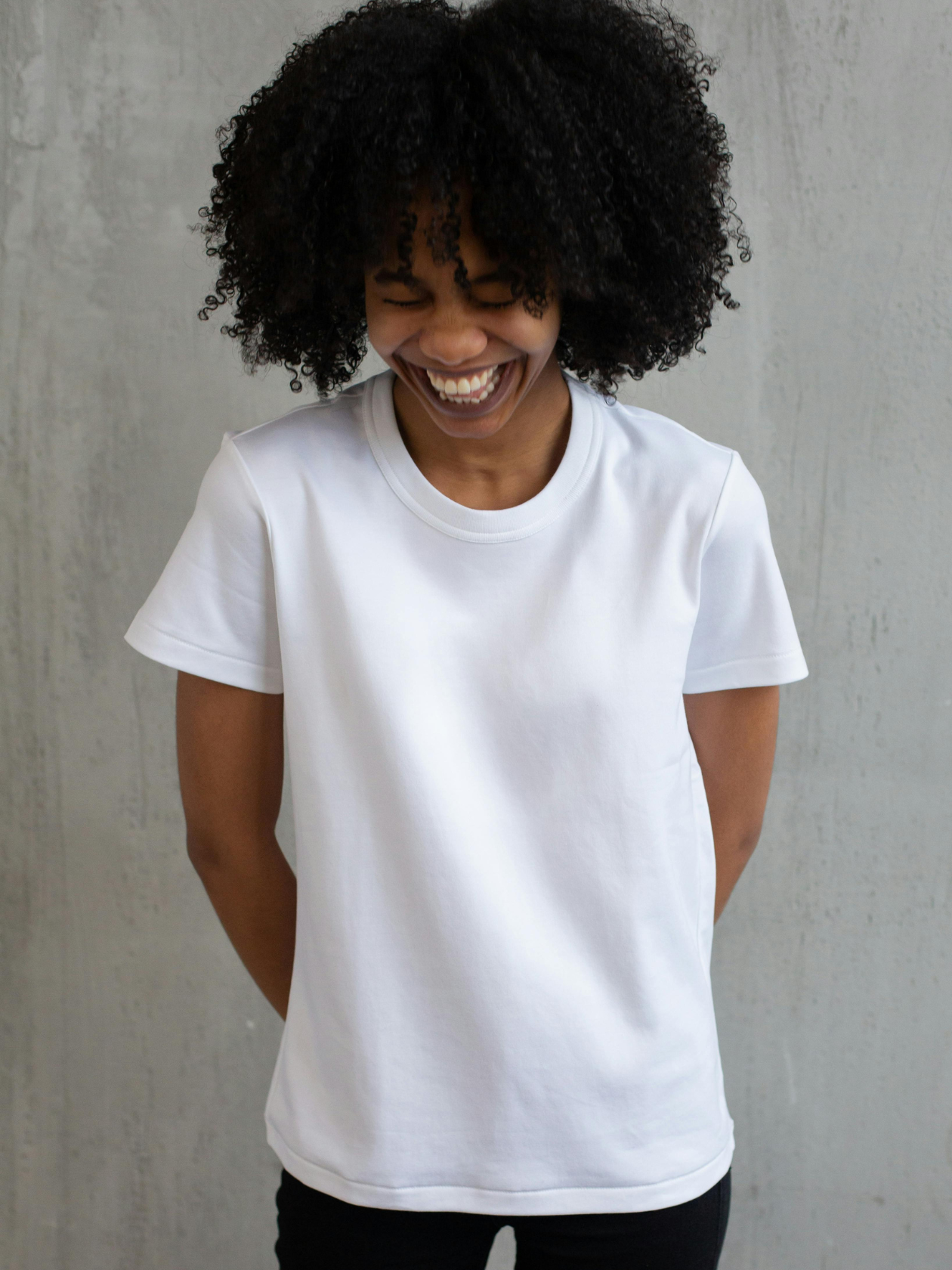 自然な笑顔になる女性の姿（A woman smiling naturally）